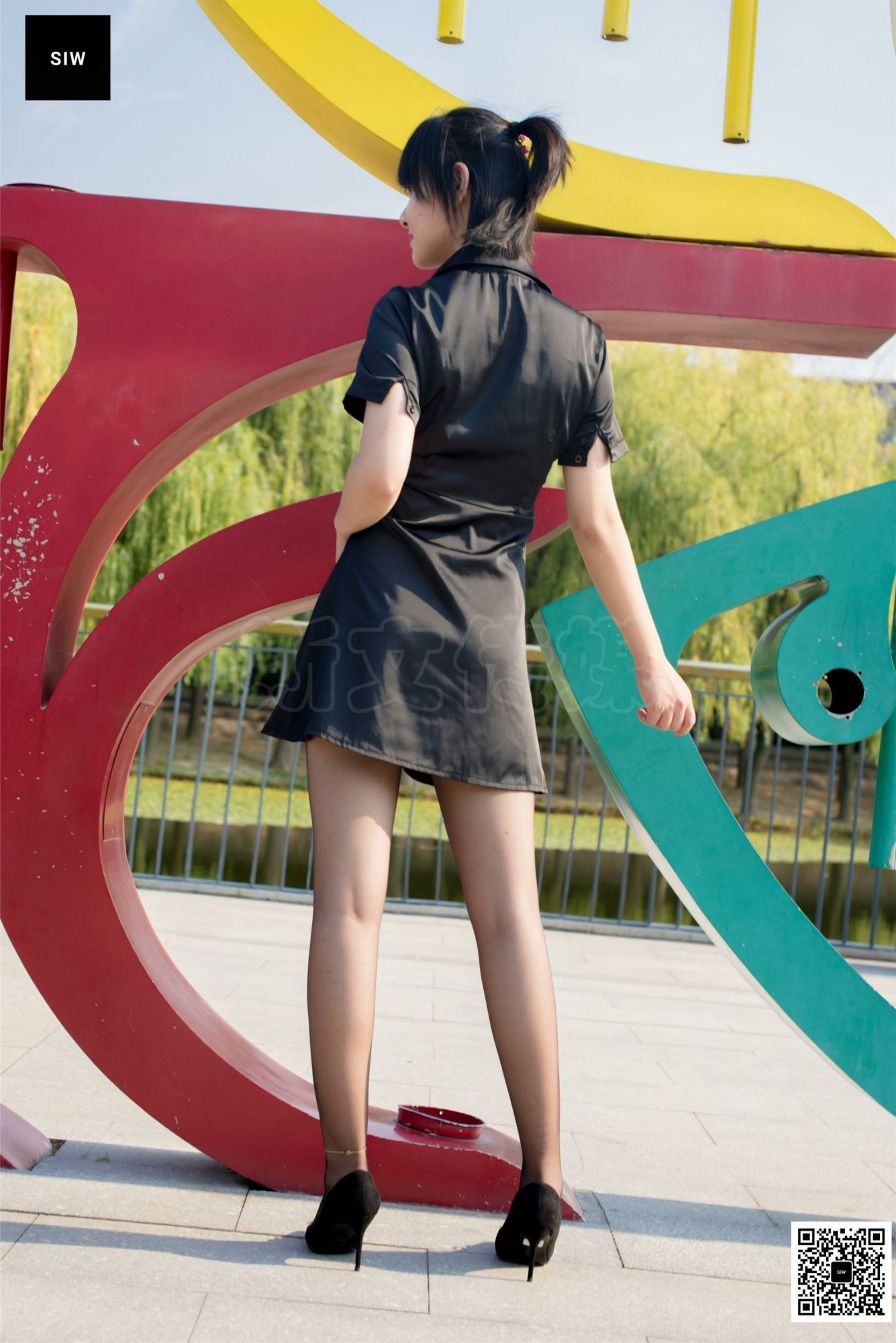 SIW斯文传媒 091 思琪 真丝修身超短低腰裙